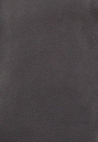 Czarna skórzana tekstura o gładkiej, nieco chropowatej powierzchni. Charakteryzuje się jednolitym kolorem z minimalnymi zróżnicowaniami i bez widocznych wzorów.