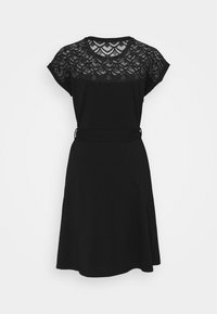 Robe noire longueur genoux avec manches courtes, un empiècement en dentelle avec un motif géométrique et une ceinture assortie à la taille.