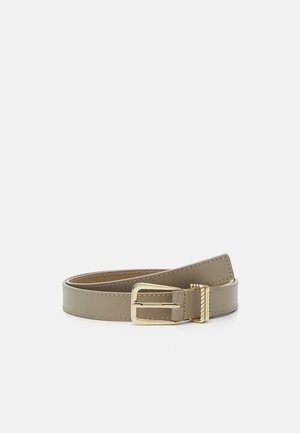 Ceinture en cuir taupe enroulée avec boucle en métal doré et boucle texturée sur fond blanc.