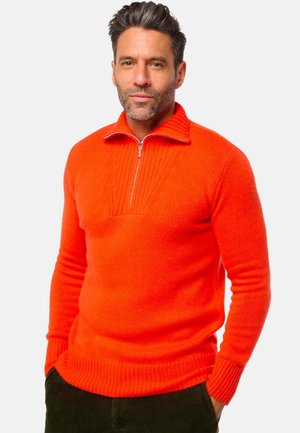 Pull en tricot orange avec col zippé, doté de poignets et d'ourlet côtelés, et d'un motif texturé sur la zone de la poitrine.