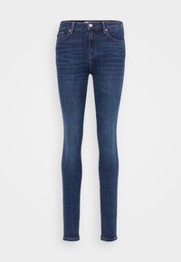Jeans ajustados de denim azul oscuro, con botón y cremallera en la parte frontal, diseño de cinco bolsillos, con un sutil patrón desgastado y detalles bordados.