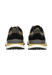 Zapatillas deportivas en negro y marrón con materiales de ante y malla, que cuentan con una suela gruesa en blanco y marrón claro y acentos texturizados en el talón.