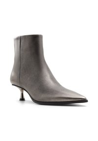 Stivaletto grigio metallico con punta affilata, design elegante, texture in pelle liscia e un distintivo tacco a cono corto.