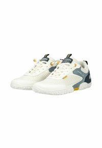Witte en grijze lage sneakers met mesh-zijdes, vetersluiting, gestructureerde zolen en gele accenten, naast elkaar geplaatst op een witte achtergrond.