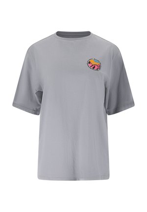 Lysegrå T-shirt med korte ærmer og et lille farverigt bjerg- og solmotiv på venstre bryst samt cirkulær tekst omkring det.