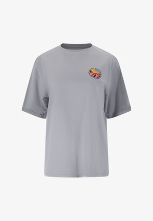 Lysegrå T-shirt med korte ærmer og et lille farverigt bjerg- og solmotiv på venstre bryst samt cirkulær tekst omkring det.