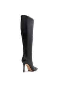 Stivale in pelle nera, altezza al ginocchio, con tacco a stiletto, dal design elegante, texture liscia, punta affilata e dettaglio con zip laterale.
