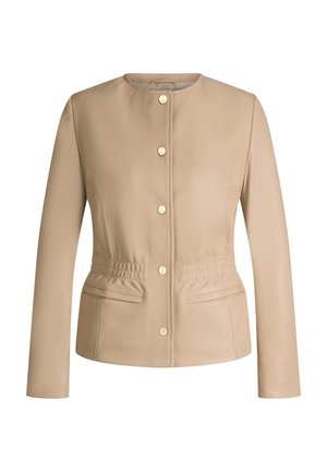Beige leren damesjack met ronde hals, lange mouwen, elastische tailleband, twee zakken aan de voorkant en een gouden knoopsluiting in het midden.