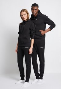 Tommy Hilfiger LOGO HOODIE - Sweatshirt com capuz - black