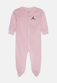Body de bebé de algodón rosa con mangas largas, botones a presión en la parte delantera y un logo negro de Jordan en el pecho. Tejido suave y diseño con pies.