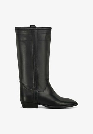 Stivale alto in pelle nera con tacco basso, punta arrotondata e dettagli a cucitura verticale, progettato per l'uso quotidiano.