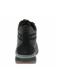 Baskets montantes noires et grises avec un dessus en tissu texturé, des accents en daim, une languette de traction et une semelle en caoutchouc avec des motifs de traction détaillés.