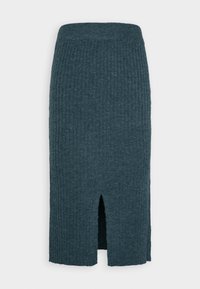 Gestickter Bleistiftrock in dunklem Teal, mit vertikaler Rippung, mittellangem Design und einem vorderen Schlitz. Weiche Textur und elastischer Bund.
