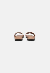 Love Moschino FILLED HEART - Iešļūcenes - cammello