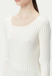 GOBI Cashmere Stickad tröja - white
