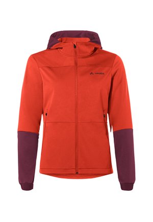 Rode softshell jas met een paarse accent op de mouwen, ritssluiting en capuchon. Beschikt over een strak ontwerp en duurzaam materiaal.
