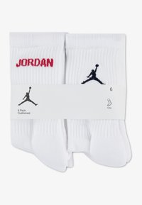 Șosete albe pentru bărbați în pachet de șase, cu text roșu „JORDAN” și logo-ul Jumpman negru. Confecționate dintr-un material moale, cu amortizare.