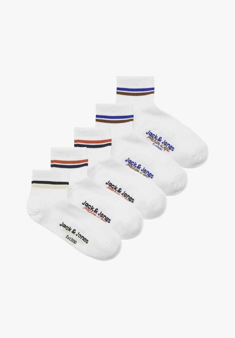 Cinq paires de chaussettes blanches chevilles avec des rayures colorées sur les bords et la marque "Jack & Jones" sur la zone du pied.