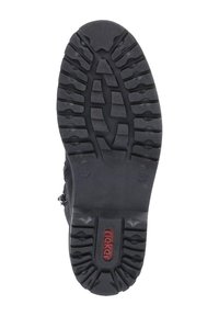 Semelle en caoutchouc noir avec un motif de grip texturé. Présente des crampons profonds pour une meilleure traction et un logo de marque en rouge.