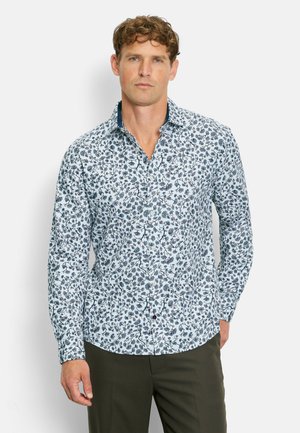Weißes Hemd mit Knopfleiste, das ein blumenförmiges Muster in Blau und Rot zeigt, mit langen Ärmeln und klassischem Kragen. Der Stoff wirkt leicht.
