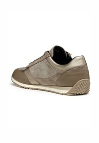 Sneaker marroni realizzati in un mix di materiali in suede e pelle, con una punta rotonda liscia e una suola testurizzata con motivo ondulato.