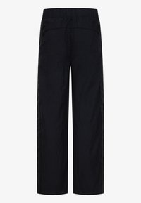 Pantaloni neri a gamba larga realizzati in materiale leggero, con un elastico in vita e strisce laterali verticali. Texture liscia con dettagli minimi.