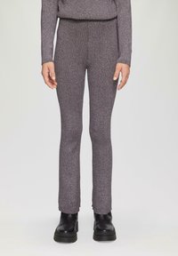 Gestreepte, paarse leggings met een metallic glans. Strakke pasvorm, enkel lengte, met een rekbare tailleband en versterkte zoomdetails.