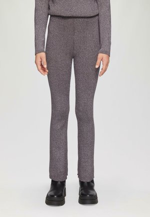 Gestreepte, paarse leggings met een metallic glans. Strakke pasvorm, enkel lengte, met een rekbare tailleband en versterkte zoomdetails.