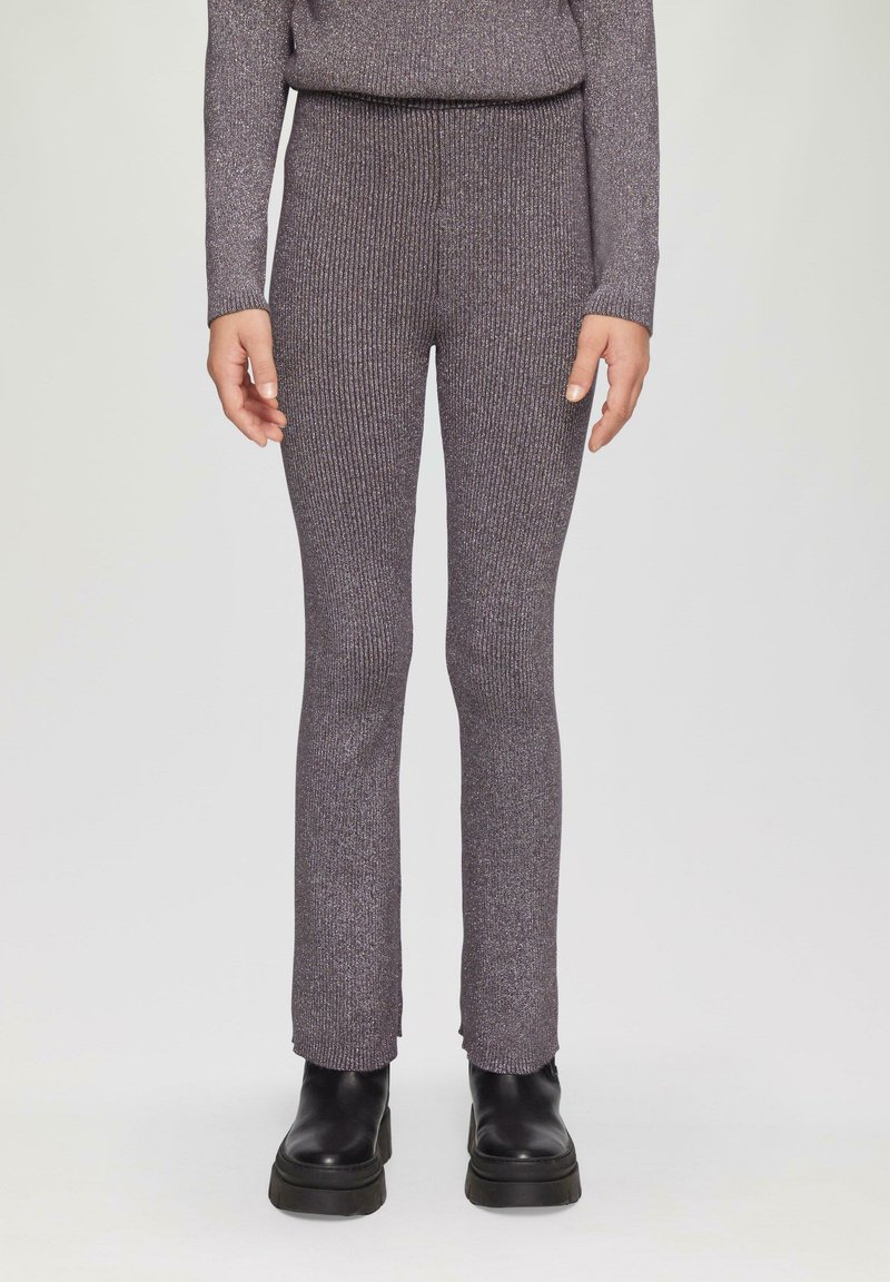 Gestreepte, paarse leggings met een metallic glans. Strakke pasvorm, enkel lengte, met een rekbare tailleband en versterkte zoomdetails.