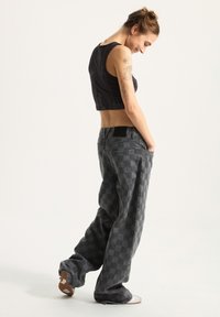 Vans SIRELLE NOVELTY PUDDLE - Jeans a sigaretta - black