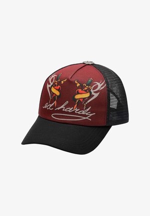 Cappello trucker rosso e nero con due cuori cartoon intrecciati da spade e il testo "Ed Hardy" in corsivo bianco. Parte posteriore in rete visibile.