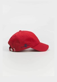 Czerwona czapka baseballowa wykonana z bawełny. Posiada zakrzywiony daszek oraz haftowane logo z napisem "ESTD 1993" w kolorze niebieskim. Regulowany pasek z tyłu.