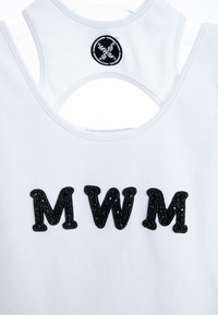 Camiseta sin mangas blanca con diseño de espalda de nadador, que presenta letras negras de lentejuelas "MWM" en el frente y un logotipo circular negro bordado en la parte posterior.