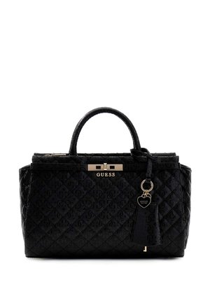 Sort quiltet håndtaske med to håndtag, guldfarvet "GUESS" logo-plade og en hjerteformet charm-nøglering, der hænger fra det ene håndtag.
