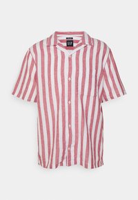 Chemise à manches courtes avec boutons, rayée verticalement de rose et blanc, dotée d'une poche poitrine unique, présentée sur un fond blanc.
