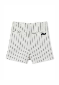 Witte shorts met verticale zwarte strepen, met twee achterzakken en een DKNY-label. Getextureerde stof met een geklede pasvorm.