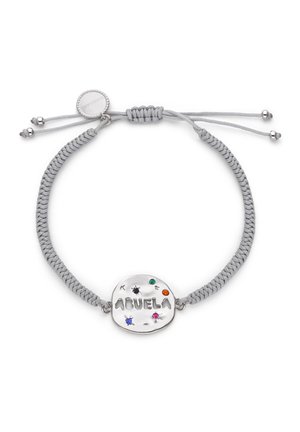 Graues geflochtenes, verstellbares Armband mit einem silbernen ovalen Anhänger, graviert mit "ABUELA" und verziert mit farbigen Edelsteinakzenten und kleinen Sternformen.