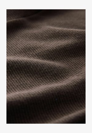 Braun gerippter Stoff mit einer strukturierten Oberfläche, der weiche Rillen und einen sanften Glanz aufweist und ein glattes, fließendes Erscheinungsbild zeigt.