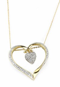 Collana con ciondolo a cuore in tonalità oro, caratterizzata da un pendente a cuore più piccolo impreziosito da strass chiari lungo il bordo, su una catena delicata.