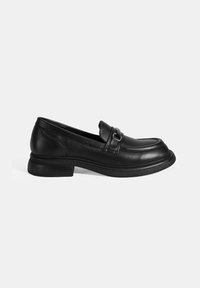 Schwarze Lederlochschuhe mit einer abgerundeten Zehenpartie, Riemendetail und einem niedrigen Gummihacke. Glatte Textur und subtile Stichakzente.