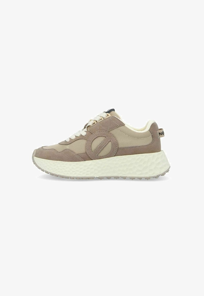 Baskets beiges et brunes avec une semelle en caoutchouc texturée, une tige en daim et en maille, un détail de logo rond et des lacets crème.