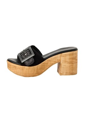 Schwarze Wildleder-Sandale zum Hineinschlüpfen mit einem breiten Riemen und einer strukturierten silbernen Schnalle. Großer Blockabsatz aus Holz mit sichtbarer Maserung.