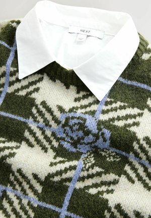 Strickpullover mit einem weißen Kragenhemd, grün- und creamfarbenem kariertem Muster mit blauen Akzenten, weicher Textur und geripptem Halsausschnitt.