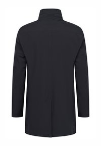 Schwarze Jacke mit geradem Schnitt, langen Ärmeln, hohem Kragen und Rückenbelüftung. Glattes, mattes Material ohne sichtbare Beschläge oder Verzierungen.