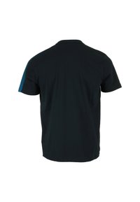 Černé polo tričko s krátkým rukávem, s modrým akcentem na levém rameni. Vyrobeno z jemné bavlněné tkaniny, hladká textura.