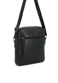 Borsa a tracolla in pelle nera di forma rettangolare, con una tasca frontale con zip, tracolla regolabile e texture liscia.
