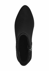 Botine negre până la gleznă, cu vârf ascuțit. Textură netedă, mată, cu fermoar lateral și accesorii decorative. Interiorul căptușit cu material moale.