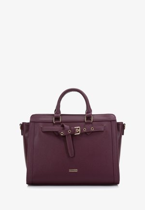 Bordeaux-farbene Kunstleder-Handtasche mit zwei oberen Griffen, einem abnehmbaren Riemen, Schnallendetail und glatter Textur. Verfügt über ein strukturiertes Design.