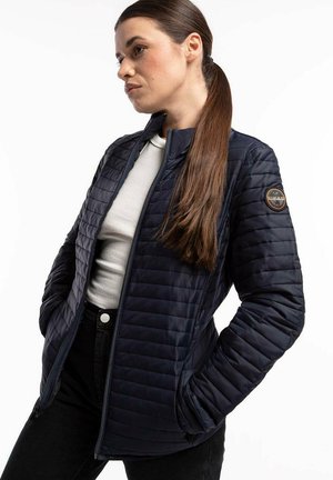 Granatowa pikowana kurtka puchowa z zapięciem na zamek, wysokim kołnierzem i bocznymi kieszeniami. Posiada okrągłą naszywkę z logo na lewym rękawie.