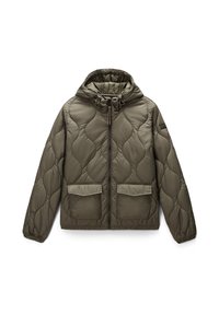 Gequilted olijfgroene pufferjack met een kap, twee voorzakken en een rits sluiting. Soepele textuur, geaccentueerde stikdetails.